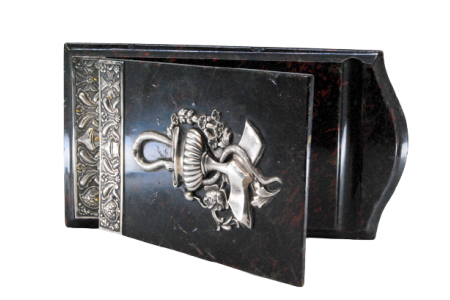 Porta blocos em pedra com aplicações em prata e serpente envolvida em rosas e jarro.